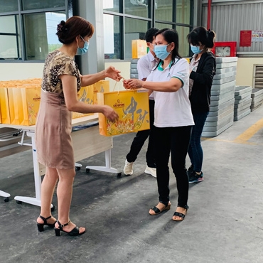 Phát quà Trung thu cho toàn thể nhân viên Cty